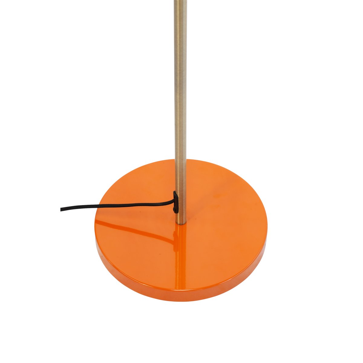 Ocean Orange lampadaire De Dyberg Larsen - Le corps de la lampe est en laiton poli à la main, ce qui peut entraîner des variations de couleur uniques entre les lampes de cette belle série.