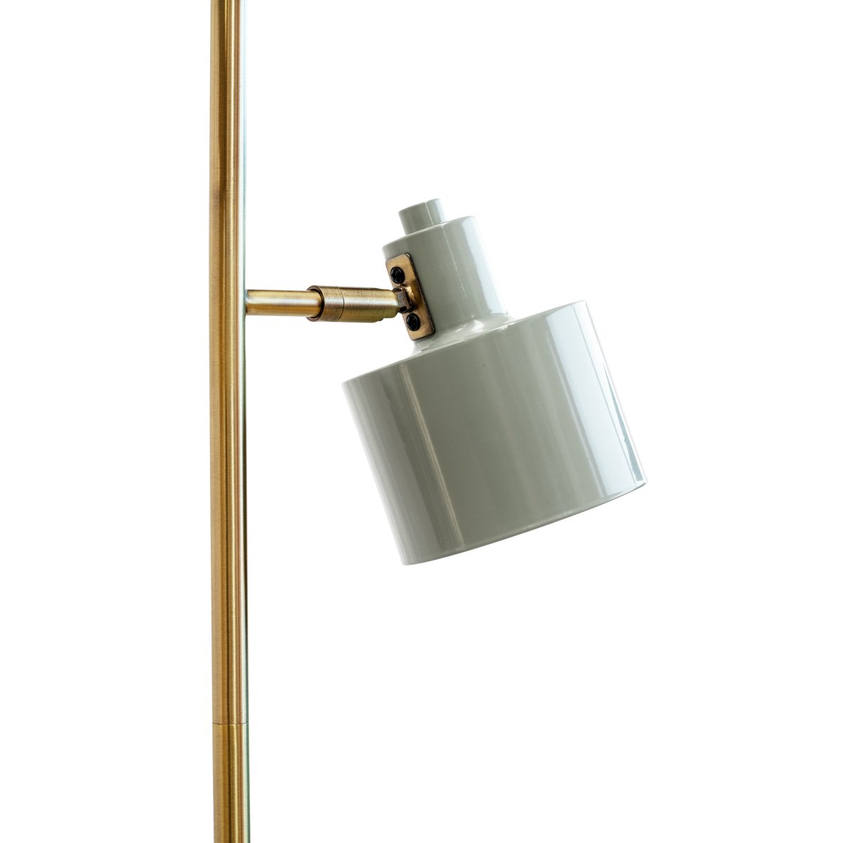 Ocean Olive lampadaire De Dyberg Larsen - Le corps de la lampe est en laiton poli à la main, ce qui peut entraîner des variations de couleur uniques entre les lampes de cette belle série.