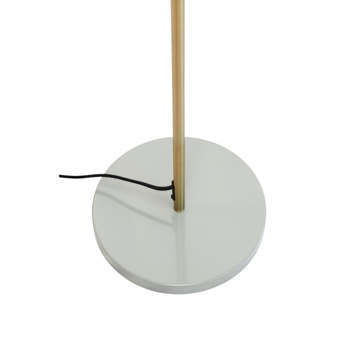 Ocean Olive lampadaire De Dyberg Larsen - Le corps de la lampe est en laiton poli à la main, ce qui peut entraîner des variations de couleur uniques entre les lampes de cette belle série.