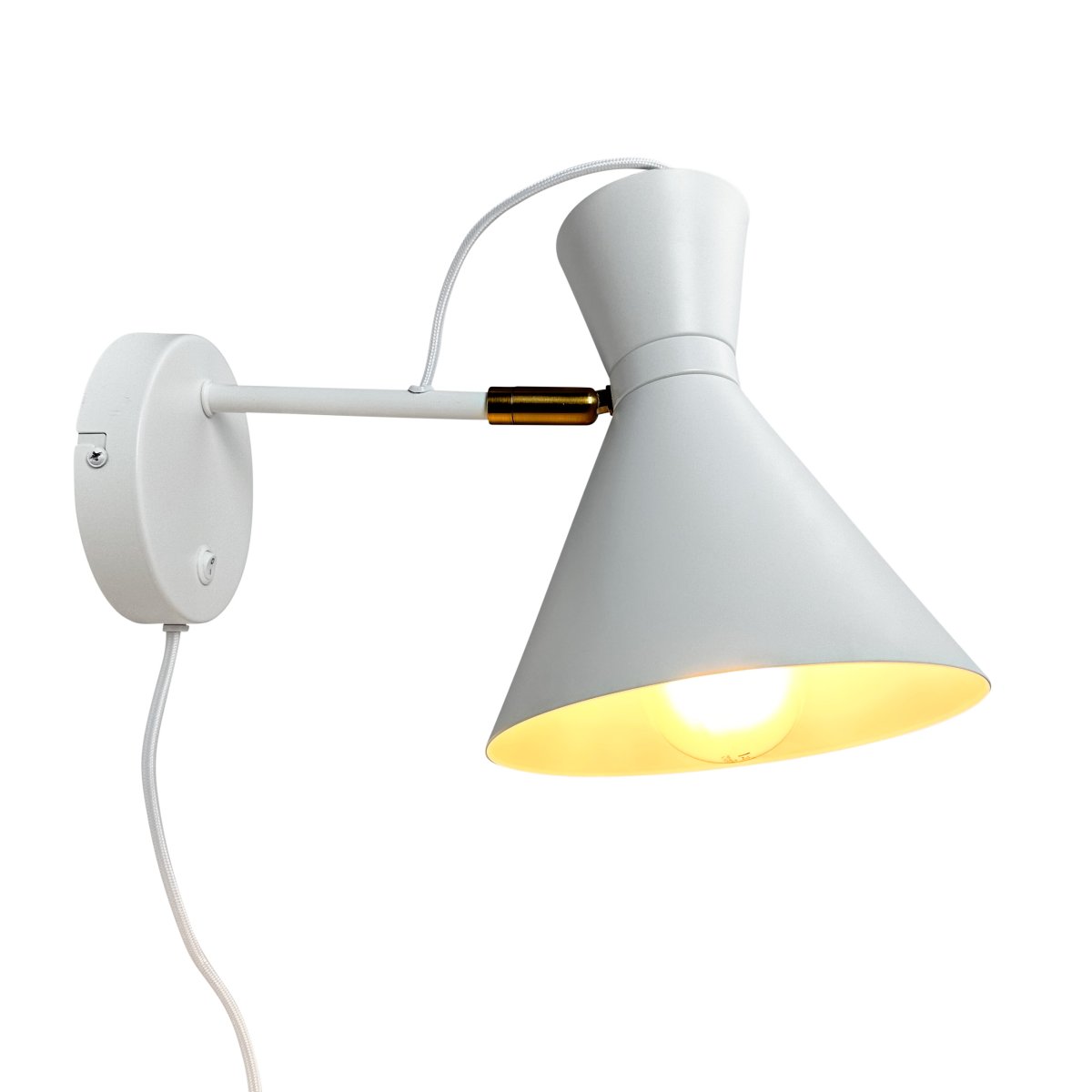 Cindy Blanc lampe de lecture De Dyberg Larsen - Que vous souhaitiez une source de lumière pratique ou un détail décoratif, l'applique murale Cindy – blanche avec laiton – est un excellent choix pour ajouter du style et de la fonctionnalité à n'importe quelle pièce de votre maison.
