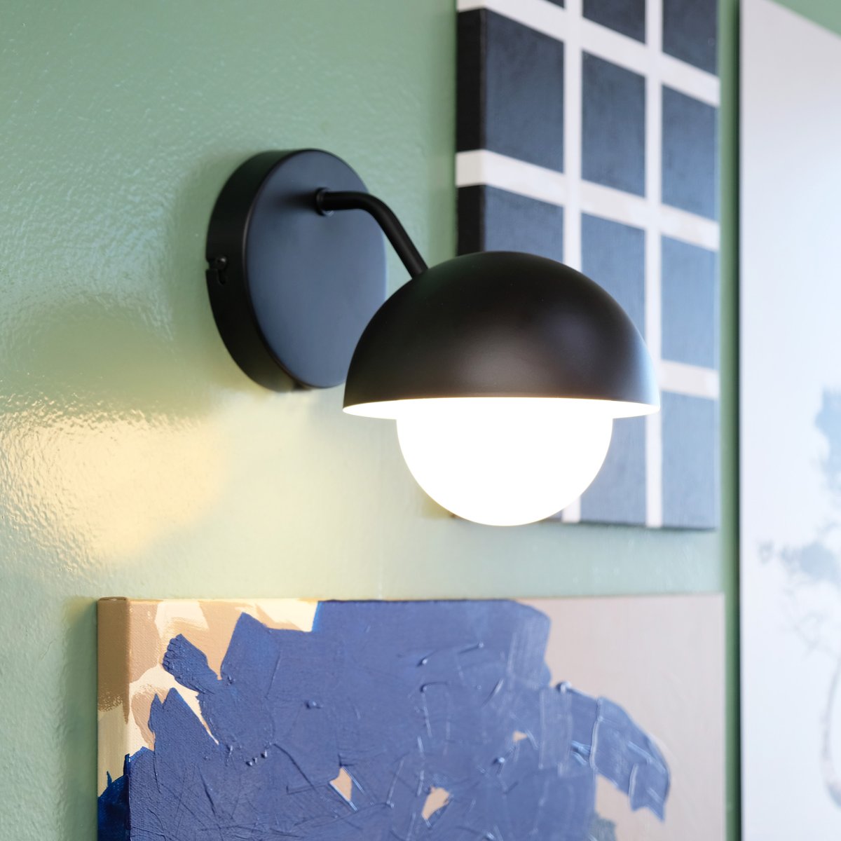 Rose Ø15 Noir mat applique murale De Dyberg Larsen - Le d&ocirc;me en verre agit comme un diffuseur de lumi&egrave;re naturelle et cr&eacute;e une atmosph&egrave;re chaleureuse et accueillante dans la pi&egrave;ce.
