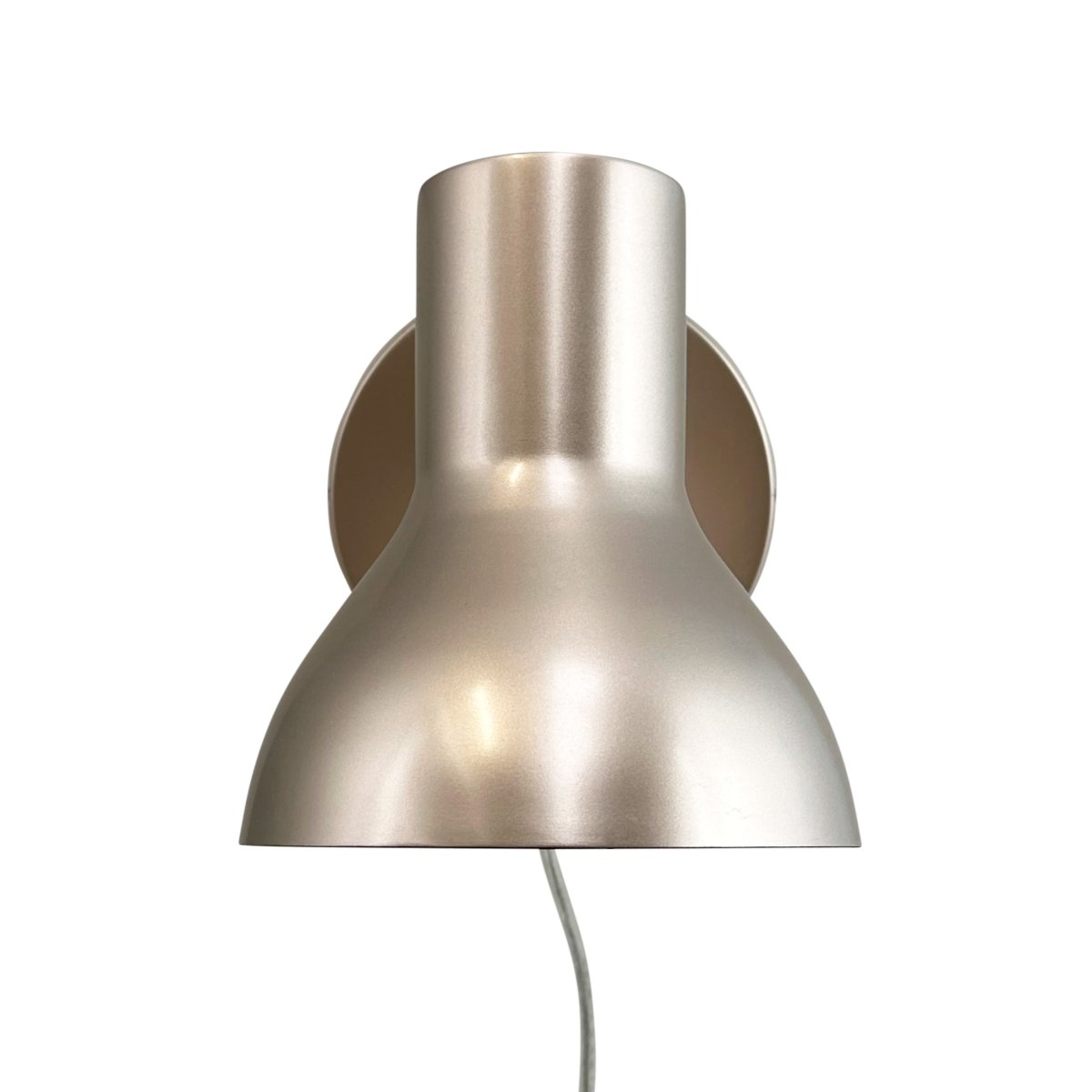 Bob Beige lampe de lecture De Dyberg Larsen - Bob &auml;r det perfekta valet f&ouml;r det moderna hemmet och kombinerar stilren design med funktionalitet.