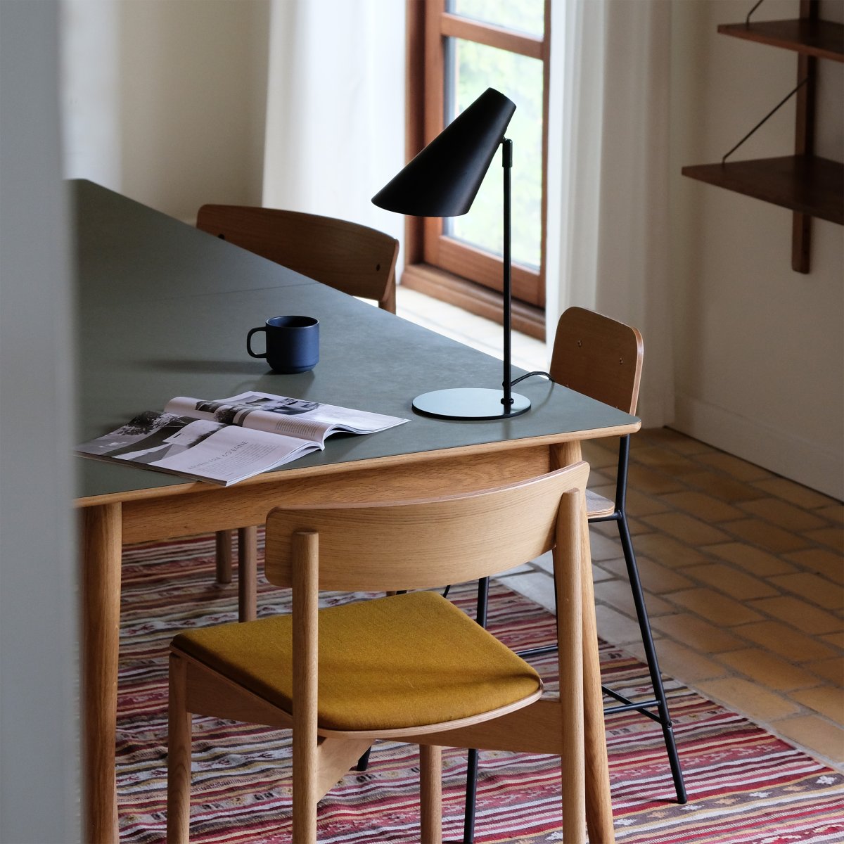 Cale 50cm Noir lampe de bureau De Dyberg Larsen - La lampe de table en métal noir mat et la tête de lampe rotative librement sont parfaites comme lampe de lecture dans la chambre ou comme détail d'ameublement élégant dans le salon.
