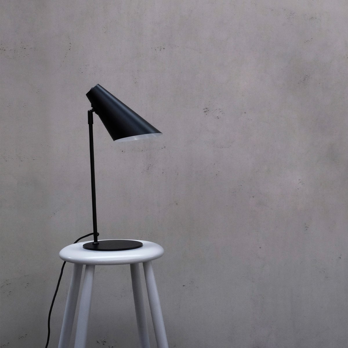 Cale 50cm Noir lampe de bureau De Dyberg Larsen - La lampe de table en métal noir mat et la tête de lampe rotative librement sont parfaites comme lampe de lecture dans la chambre ou comme détail d'ameublement élégant dans le salon.