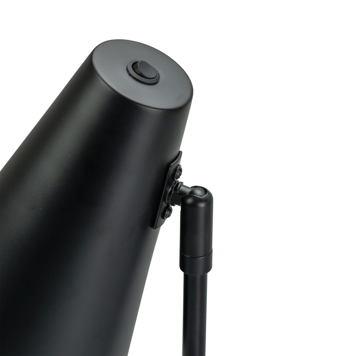 Cale 50cm Noir lampe de bureau De Dyberg Larsen - La lampe de table en métal noir mat et la tête de lampe rotative librement sont parfaites comme lampe de lecture dans la chambre ou comme détail d'ameublement élégant dans le salon.
