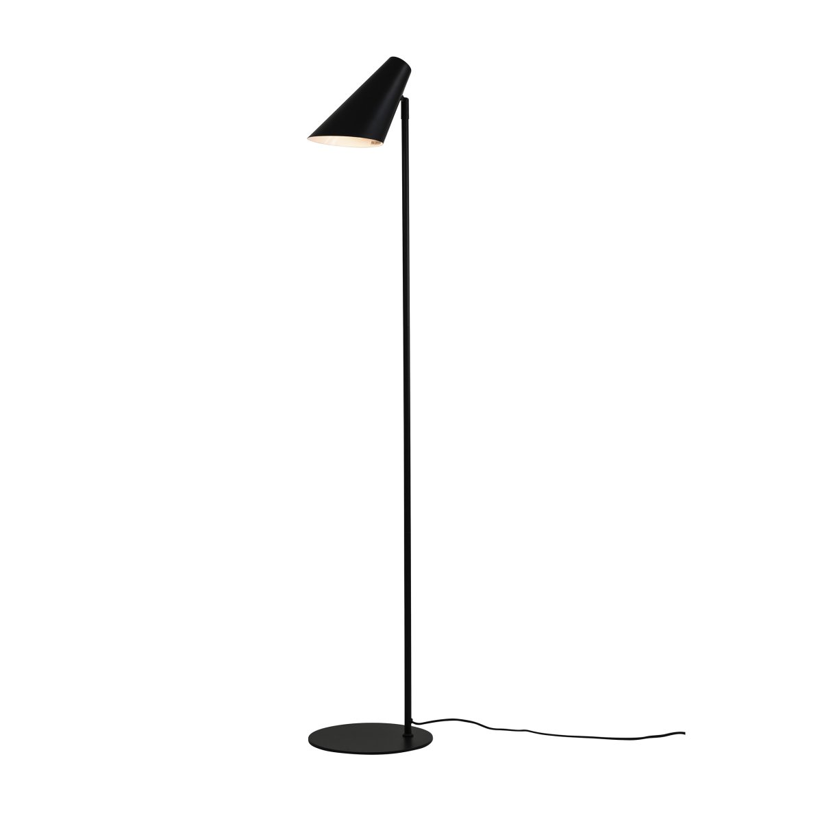 Cale Noir lampadaire De Dyberg Larsen - Le lampadaire en métal noir mat et la tête de lampe rotative librement sont parfaits comme lampe de lecture dans le salon ou comme détail d'ameublement élégant dans un coin sombre.
