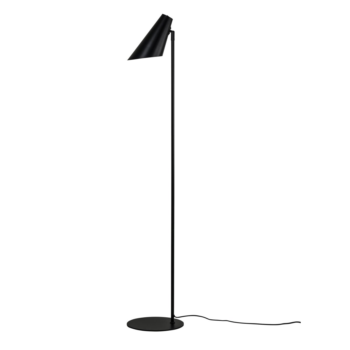 Cale Noir lampadaire De Dyberg Larsen - Le lampadaire en métal noir mat et la tête de lampe rotative librement sont parfaits comme lampe de lecture dans le salon ou comme détail d'ameublement élégant dans un coin sombre.