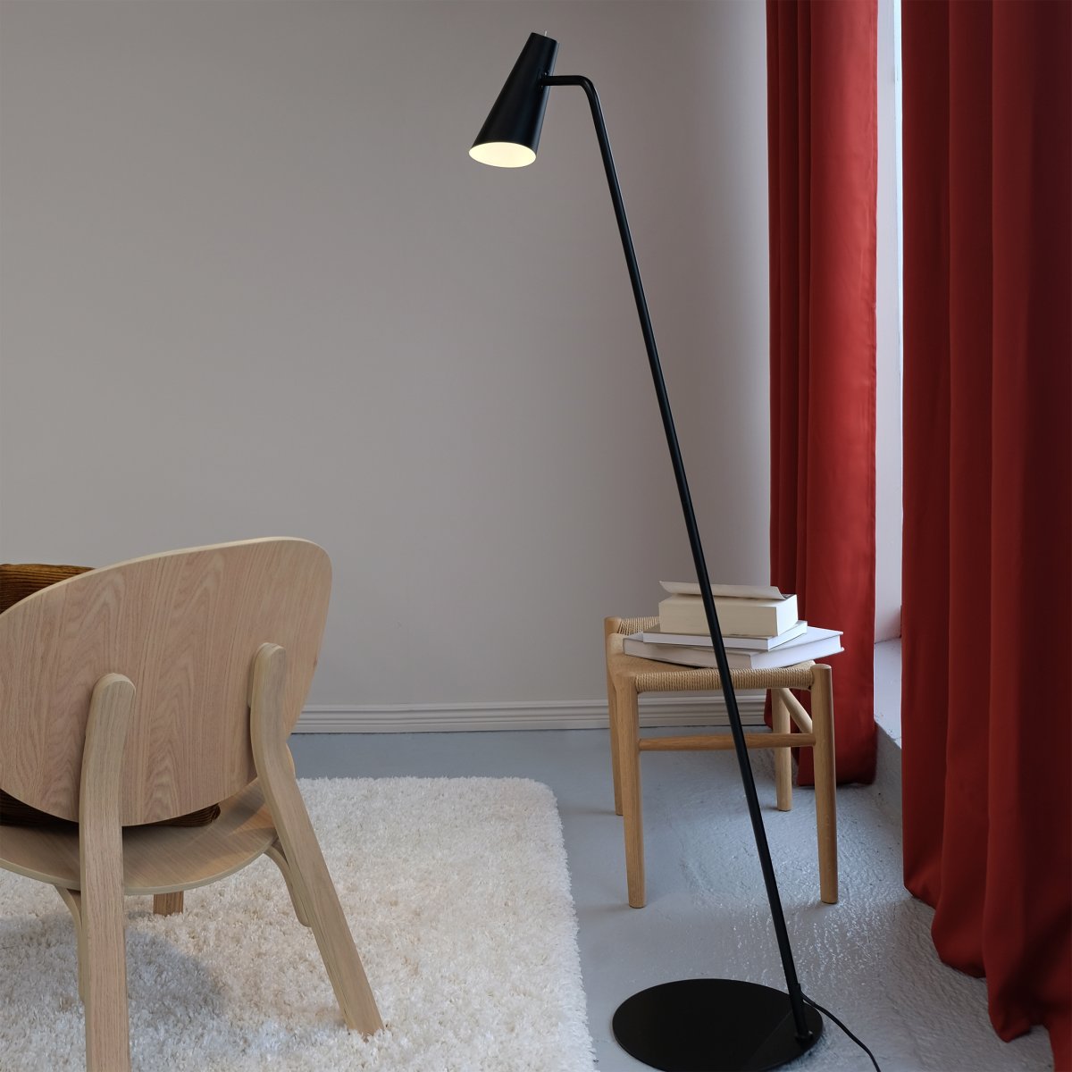 Noa Noir lampadaire De Dyberg Larsen - Nous vous recommandons de placer le lampadaire comme lampe de lecture dans le coin lecture ou dans le salon ou comme détail d'ameublement élégant dans un coin sombre.