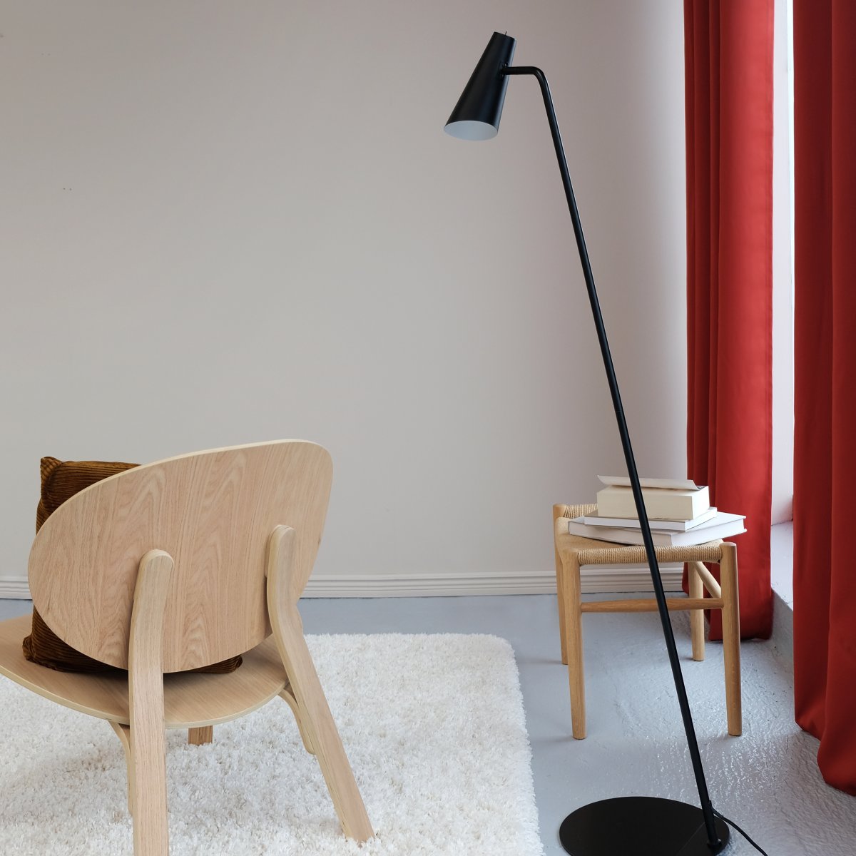 Noa Noir lampadaire De Dyberg Larsen - Nous vous recommandons de placer le lampadaire comme lampe de lecture dans le coin lecture ou dans le salon ou comme détail d'ameublement élégant dans un coin sombre.