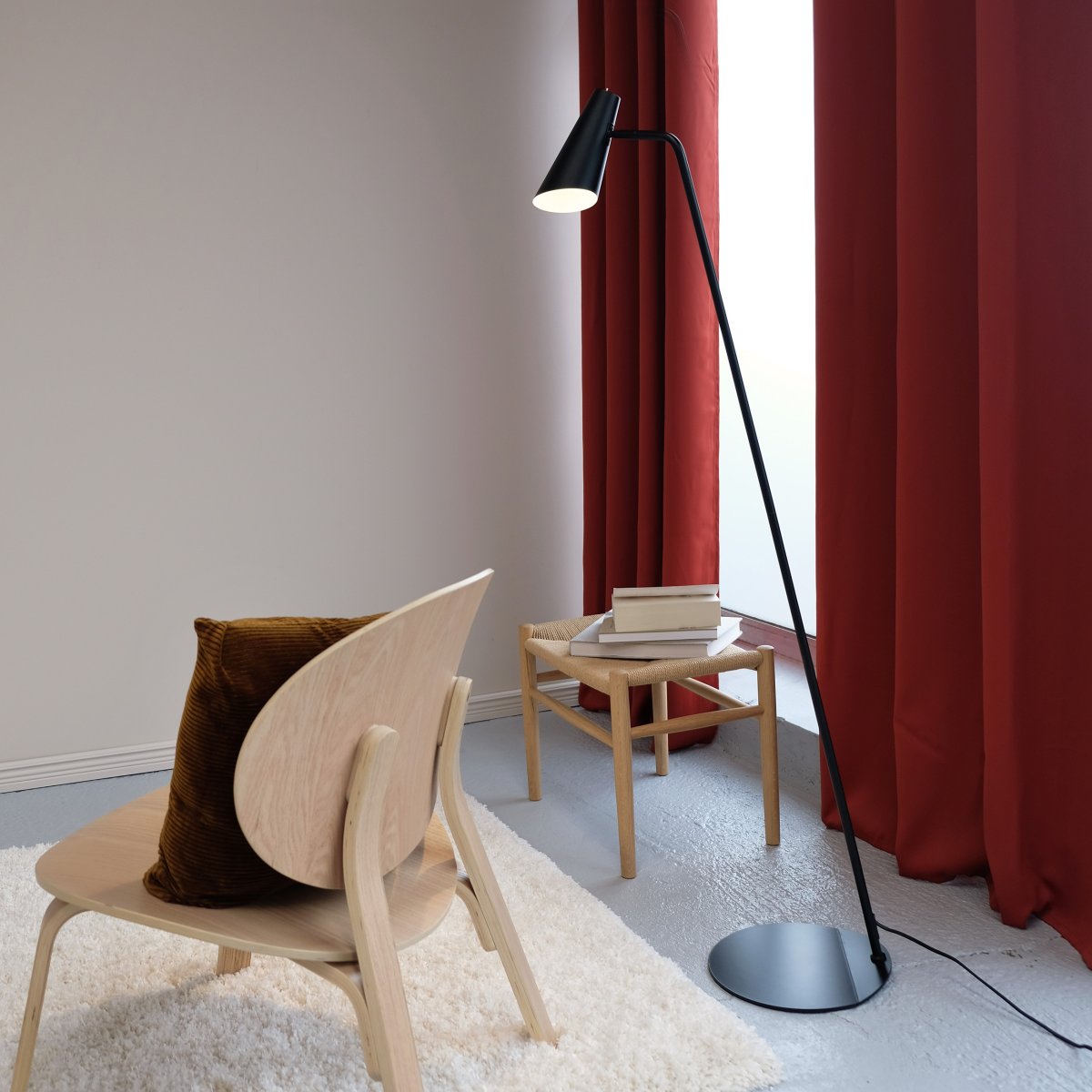 Noa Noir lampadaire De Dyberg Larsen - Nous vous recommandons de placer le lampadaire comme lampe de lecture dans le coin lecture ou dans le salon ou comme détail d'ameublement élégant dans un coin sombre.