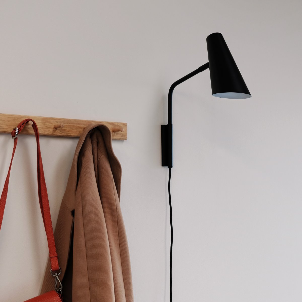 Noa 38cm Noir applique murale De Dyberg Larsen - Livré avec un câble textile noir de 1,6 m et le bouton d'alimentation est situé sur l'écran.