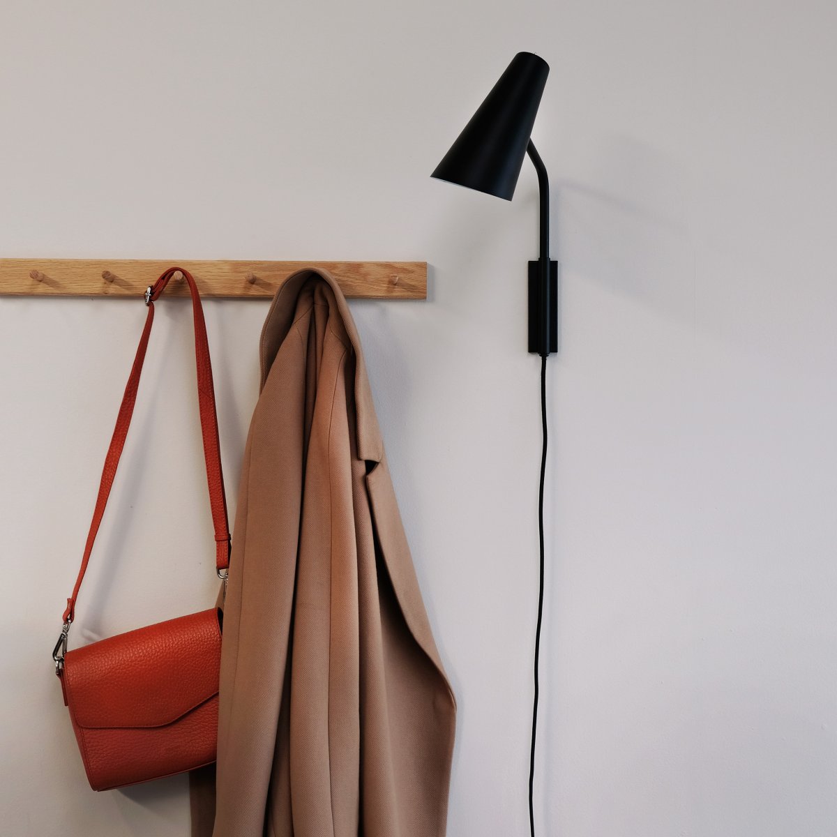 Noa 38cm Noir applique murale De Dyberg Larsen - Livré avec un câble textile noir de 1,6 m et le bouton d'alimentation est situé sur l'écran.