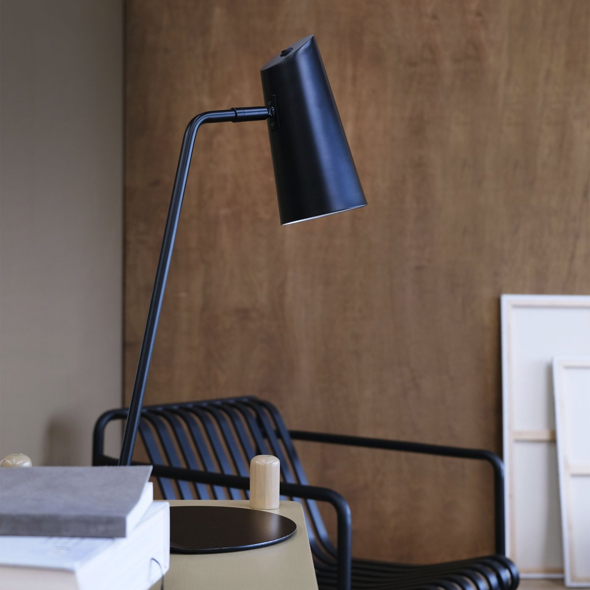 Pallas 55cm Noir lampe de bureau De Dyberg Larsen - La lampe de table Pallas en métal noir est une solution d'éclairage moderne et élégante.