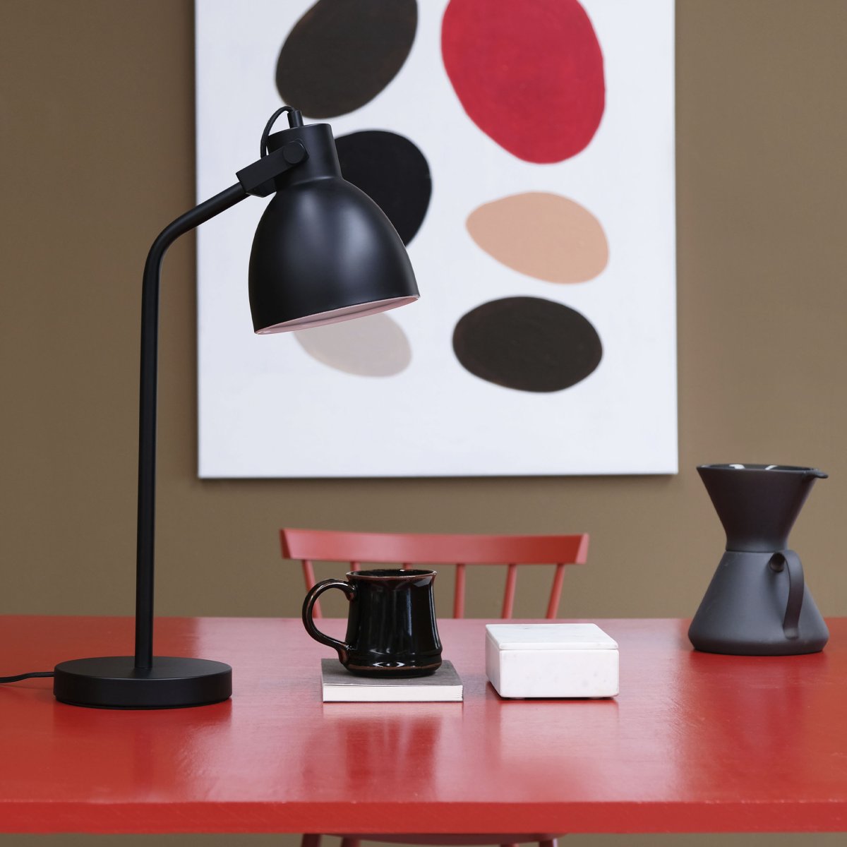 Coast 52cm Noir lampe de bureau De Dyberg Larsen - Livré avec un câble textile noir de 1,6 m de long avec interrupteur d'alimentation.