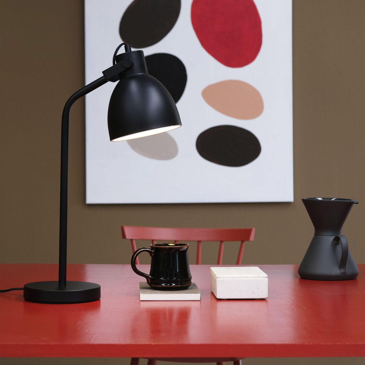 Coast 52cm Noir lampe de bureau De Dyberg Larsen - Livré avec un câble textile noir de 1,6 m de long avec interrupteur d'alimentation.