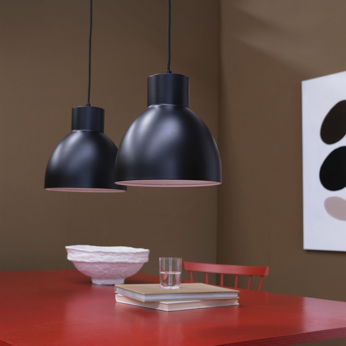 Coast Ø25 Noir suspension De Dyberg Larsen - Il est recommandé d'installer la suspension au-dessus de la table à manger, de la table basse ou à plusieurs autres endroits.