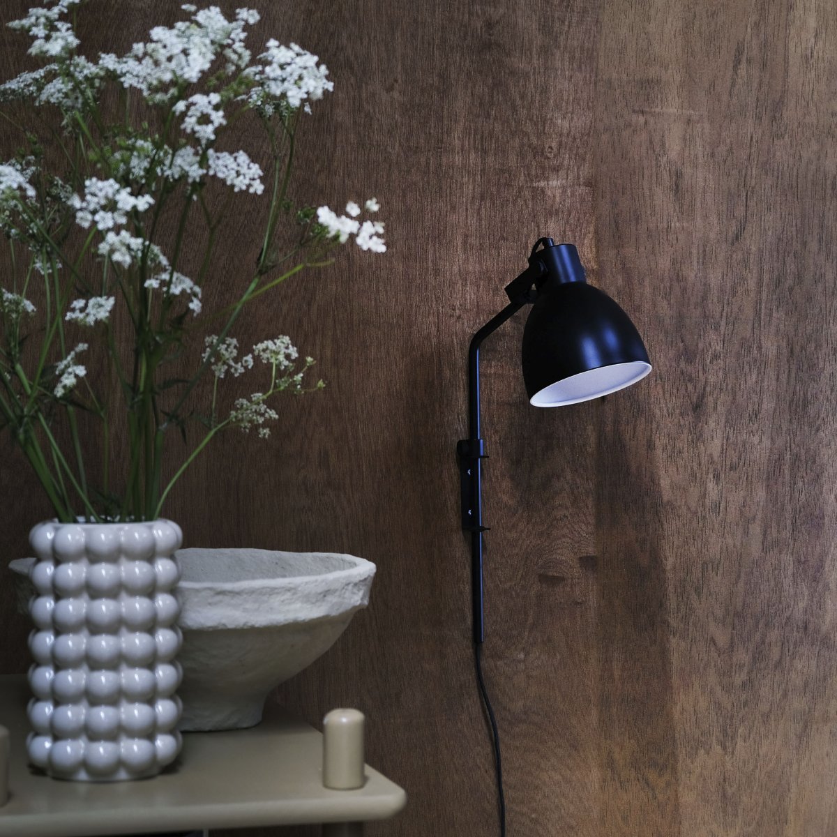 Coast 48cm Noir applique murale De Dyberg Larsen - L'applique murale Coast a des lignes épurées et des formes simples qui lui confèrent un look élégant et stylé.