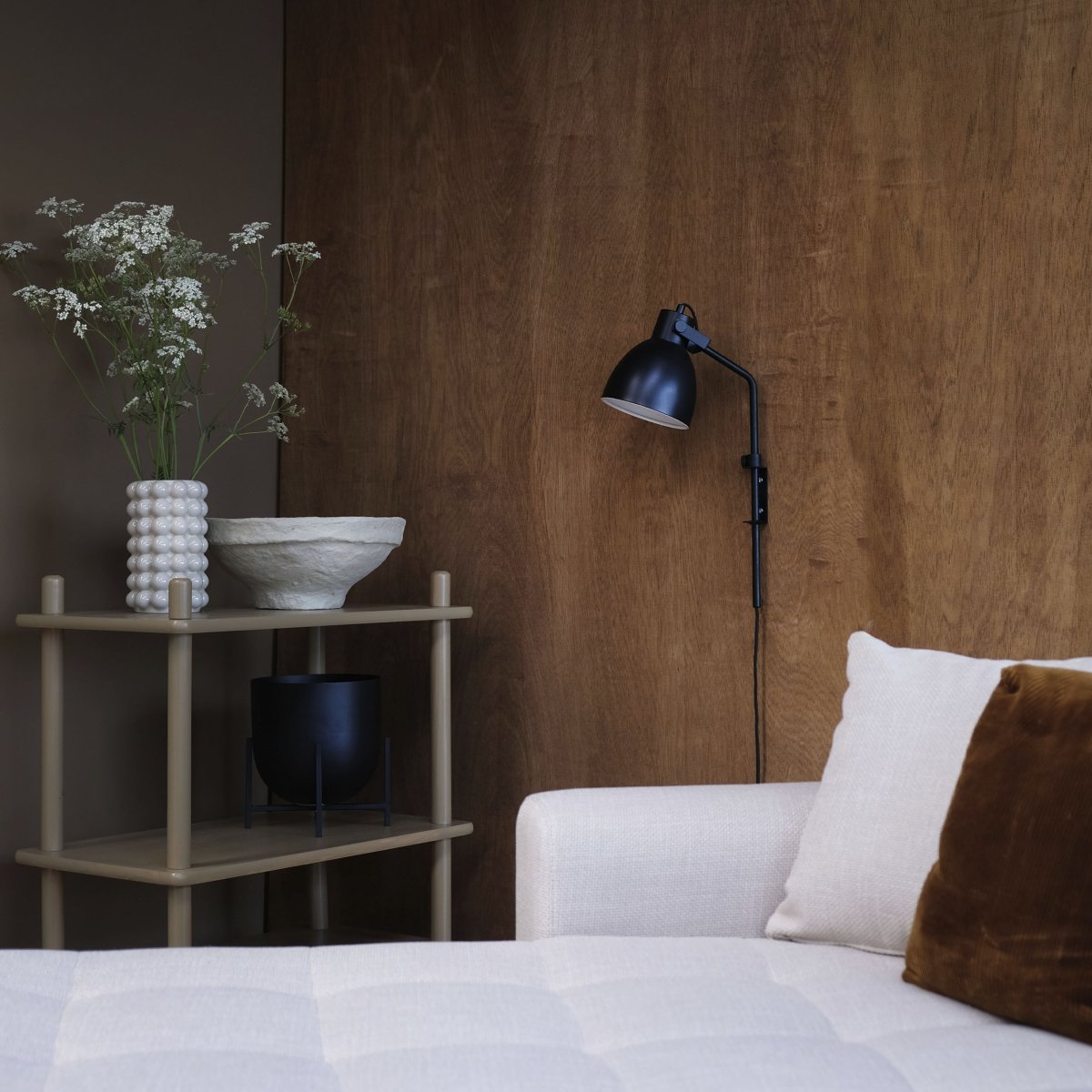 Coast 48cm Noir applique murale De Dyberg Larsen - L'applique murale Coast a des lignes épurées et des formes simples qui lui confèrent un look élégant et stylé.