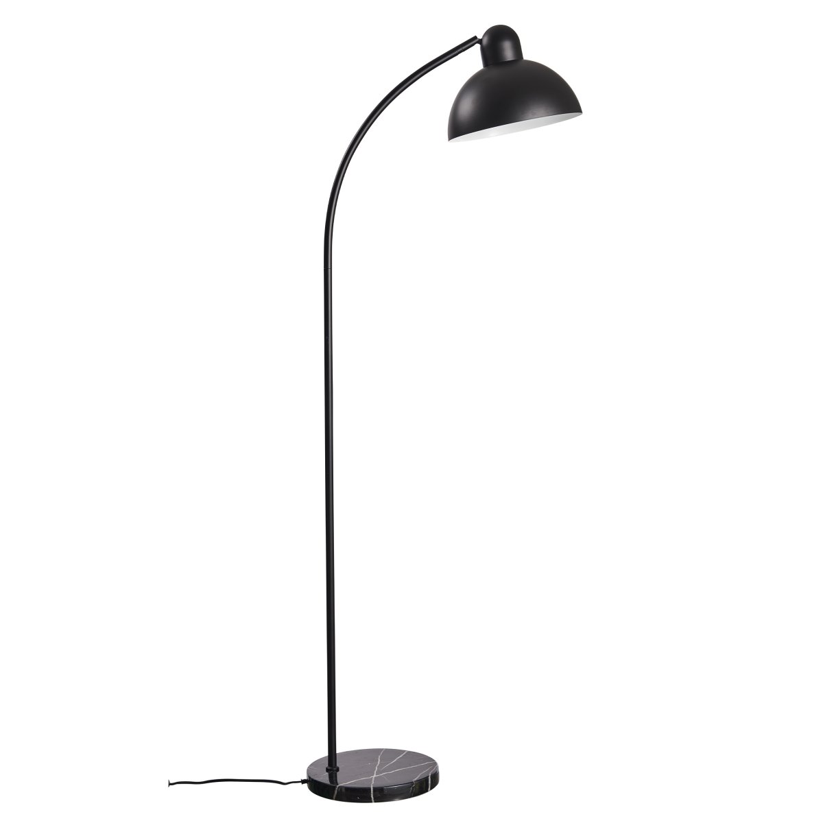 Eric Noir lampadaire De Dyberg Larsen - Fabriqué en métal noir et combiné à la base en marbre, il devient un détail d'ameublement élégant dans la maison.