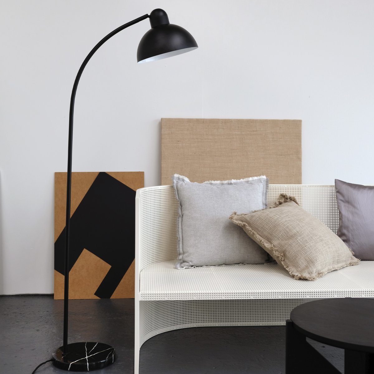 Eric Noir lampadaire De Dyberg Larsen - Fabriqué en métal noir et combiné à la base en marbre, il devient un détail d'ameublement élégant dans la maison.