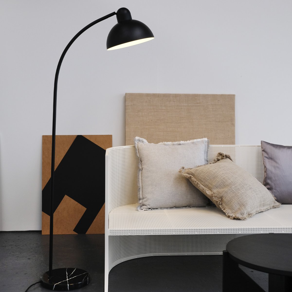 Eric Noir lampadaire De Dyberg Larsen - Fabriqué en métal noir et combiné à la base en marbre, il devient un détail d'ameublement élégant dans la maison.