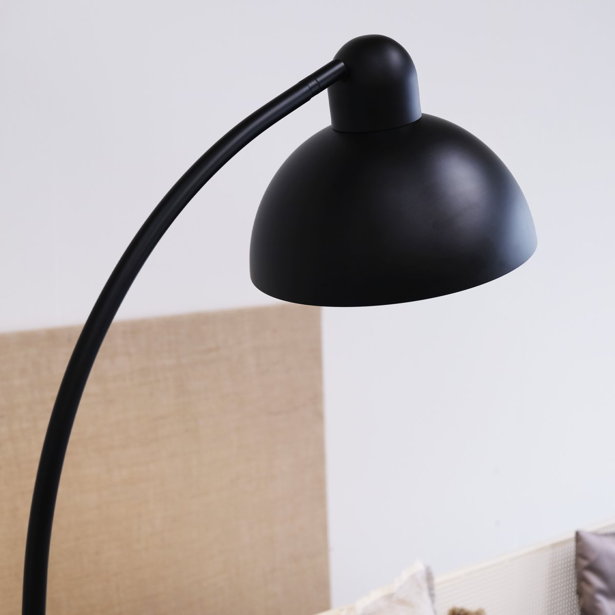 Eric Noir lampadaire De Dyberg Larsen - Fabriqué en métal noir et combiné à la base en marbre, il devient un détail d'ameublement élégant dans la maison.
