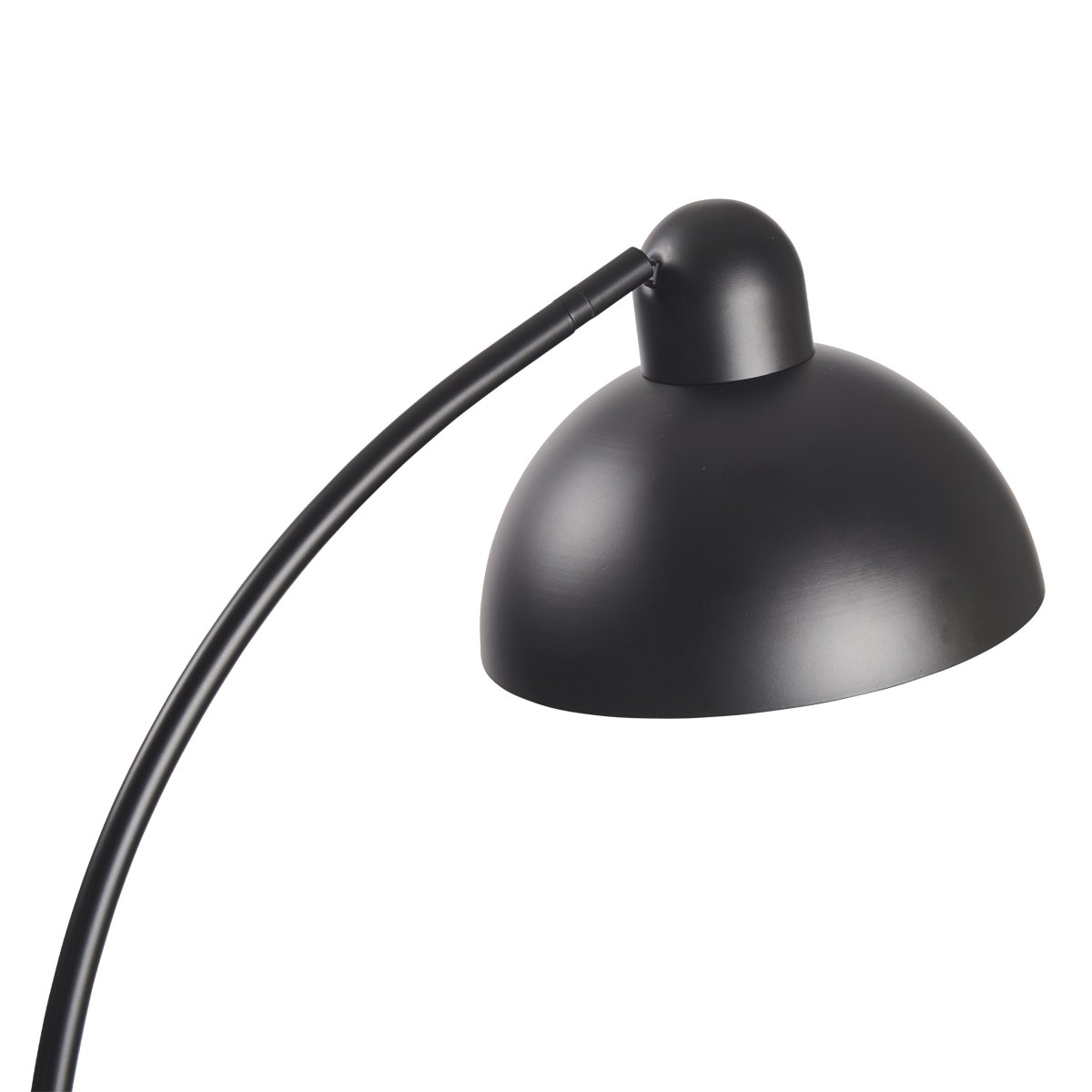 Eric Noir lampadaire De Dyberg Larsen - Fabriqué en métal noir et combiné à la base en marbre, il devient un détail d'ameublement élégant dans la maison.