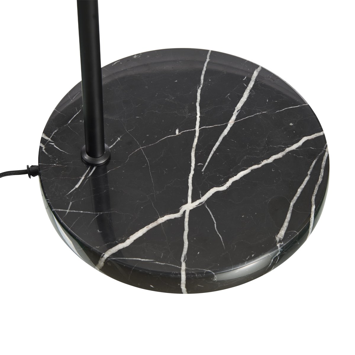 Eric Noir lampadaire De Dyberg Larsen - Fabriqué en métal noir et combiné à la base en marbre, il devient un détail d'ameublement élégant dans la maison.