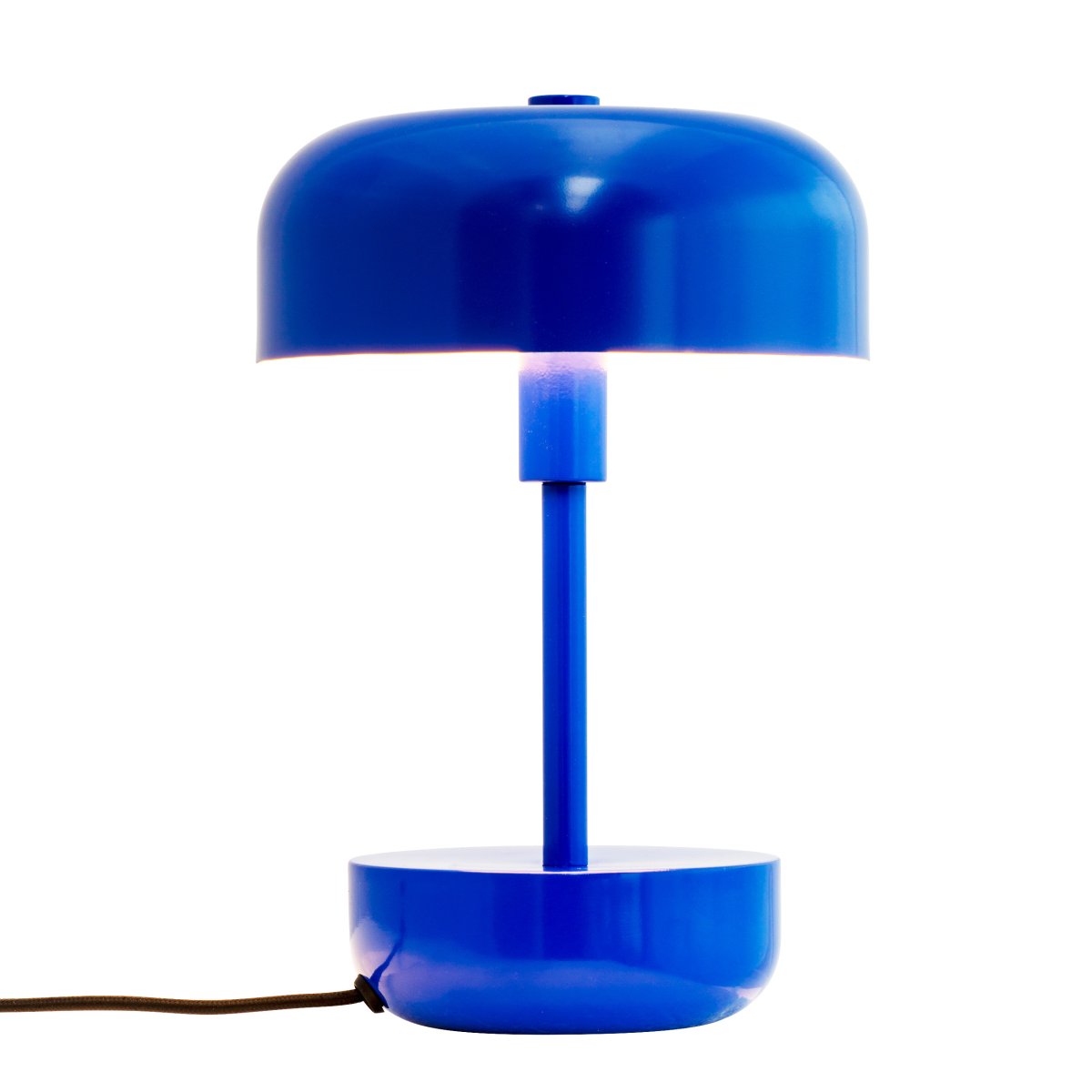 Haipot 25cm Bleu lampe de table De Dyberg Larsen - L'abat-jour ouvert crée un bel effet de lumière qui met en valeur la couleur de la base, créant un spectacle fascinant, surtout à la tombée de la nuit.