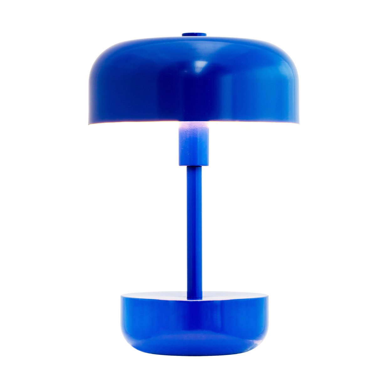 Haipot 25cm Bleu portable De Dyberg Larsen - La conception ouverte de l'abat-jour assure une belle réflexion de la lumière qui met en valeur la couleur de la base, et lorsque l'obscurité tombe, la lampe crée un jeu de lumière atmosphérique.
