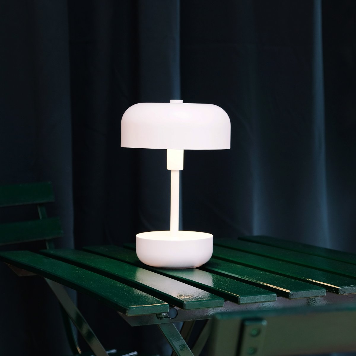 Haipot 25cm Blanc portable De Dyberg Larsen - La lampe est parfaite pour une utilisation intérieure et extérieure et offre trois niveaux de lumière réglables.