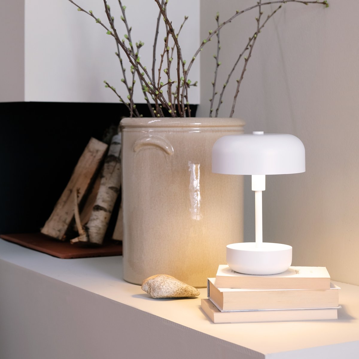 Haipot 25cm Blanc portable De Dyberg Larsen - La lampe est parfaite pour une utilisation intérieure et extérieure et offre trois niveaux de lumière réglables.