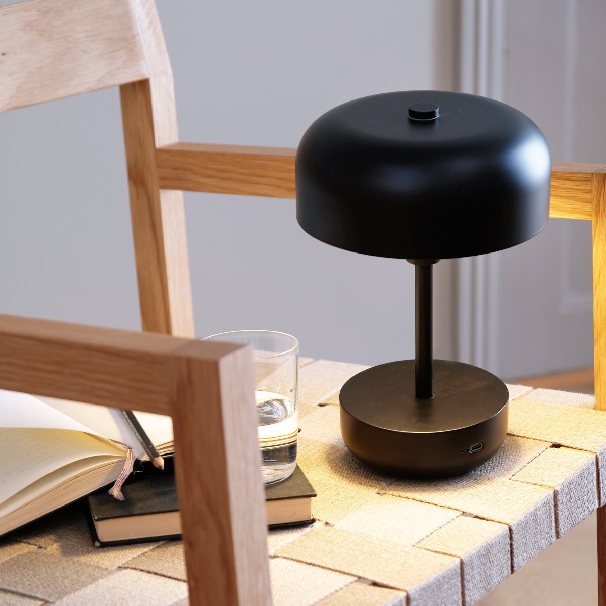 Haipot 25cm Noir portable De Dyberg Larsen - La lampe est parfaite pour une utilisation intérieure et extérieure et offre trois niveaux de lumière réglables.