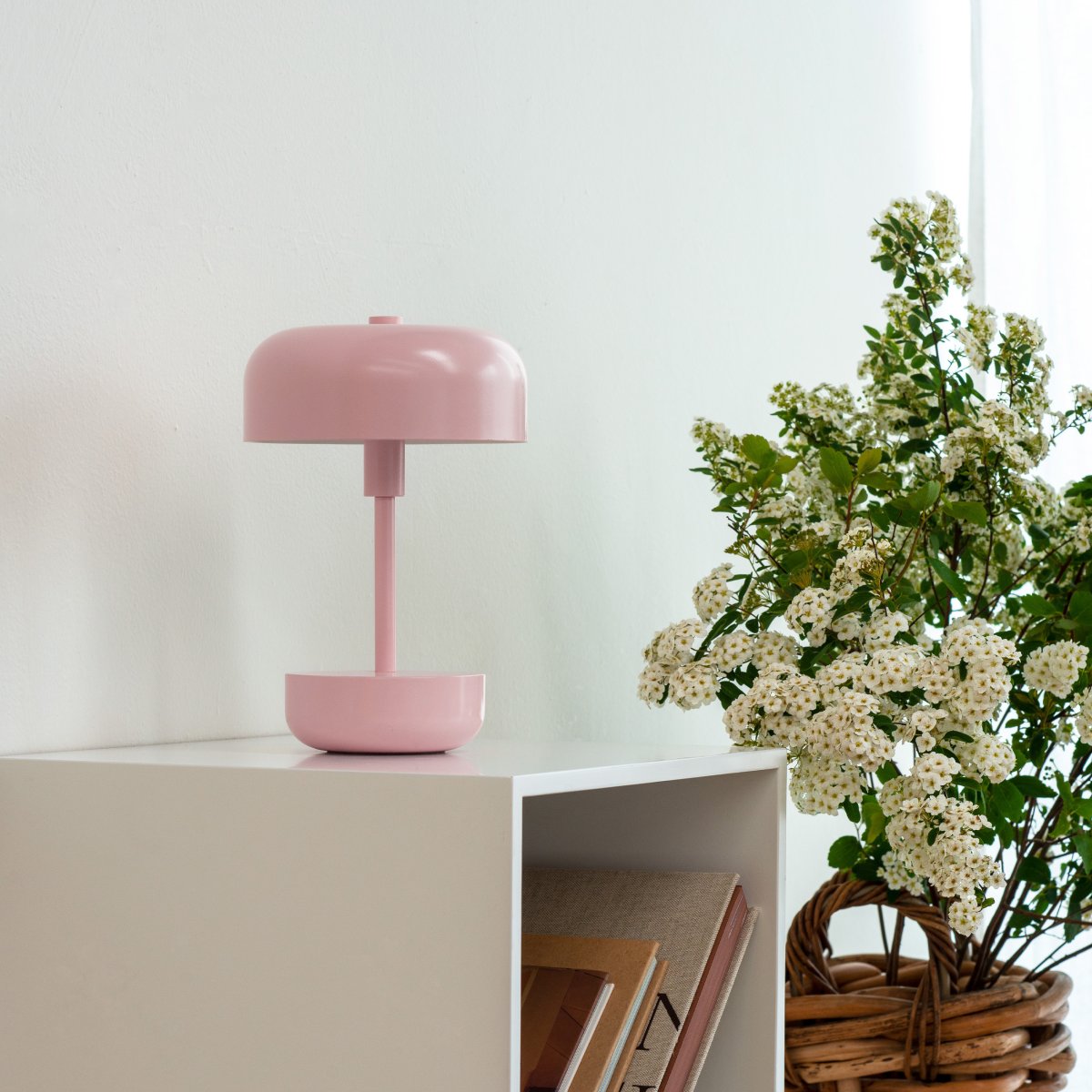 Haipot 25cm Rose portable De Dyberg Larsen - La lampe est parfaite pour une utilisation intérieure et extérieure et offre trois niveaux de lumière réglables.