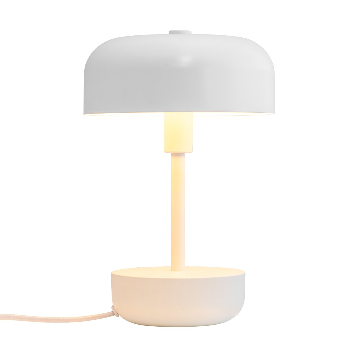 Haipot 25cm Blanc lampe de table De Dyberg Larsen - L'abat-jour ouvert offre une belle incidence lumineuse qui met en valeur la couleur de la base, créant un spectacle fascinant, surtout à la tombée de la nuit.