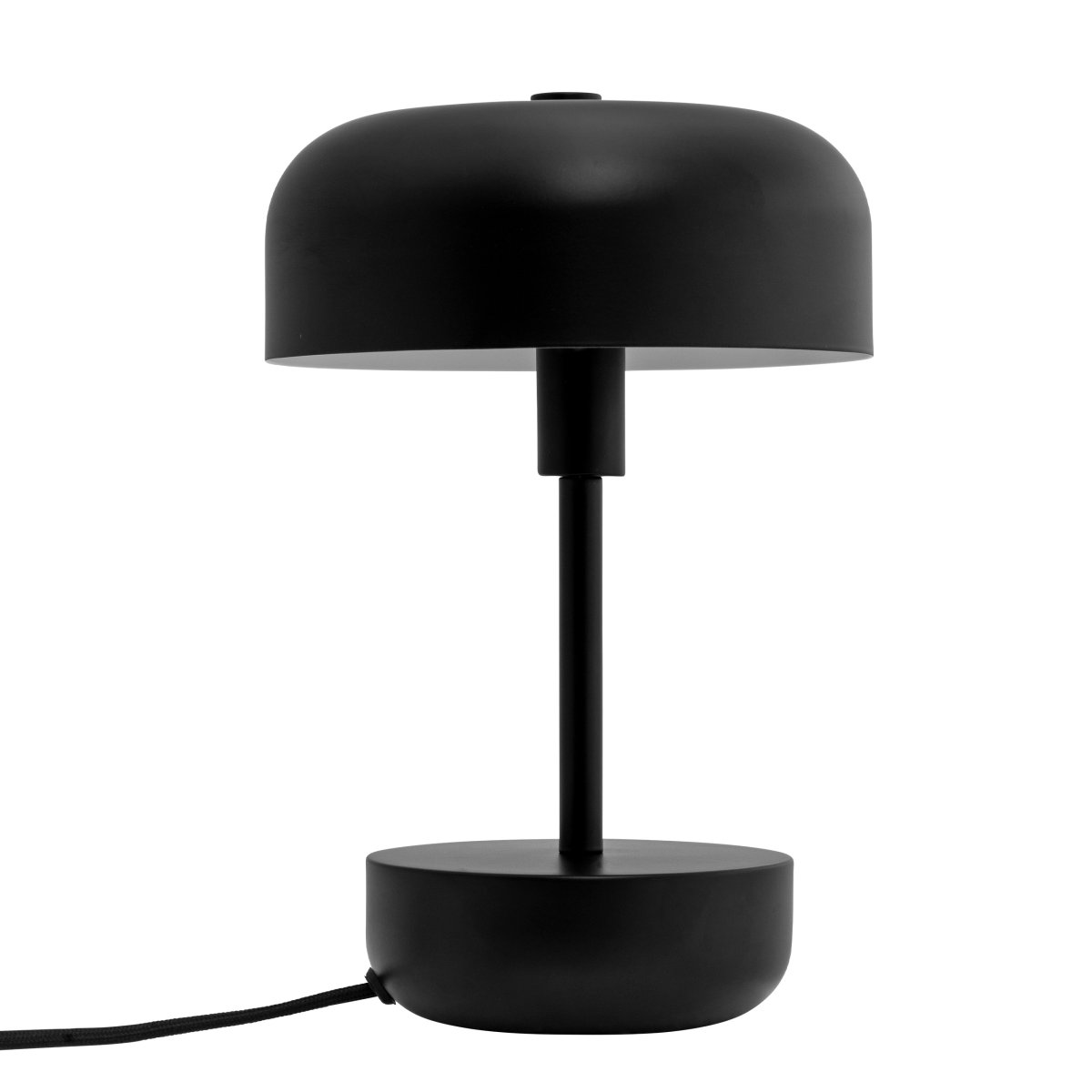 Haipot 25cm Noir lampe de table De Dyberg Larsen - L'abat-jour ouvert crée un bel effet de lumière qui met en valeur la couleur de la base, créant un spectacle fascinant, surtout à la tombée de la nuit.