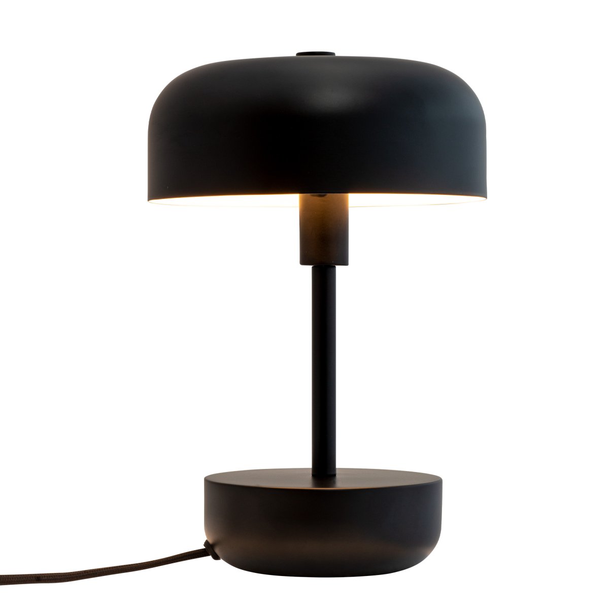 Haipot 25cm Noir lampe de table De Dyberg Larsen - L'abat-jour ouvert crée un bel effet de lumière qui met en valeur la couleur de la base, créant un spectacle fascinant, surtout à la tombée de la nuit.