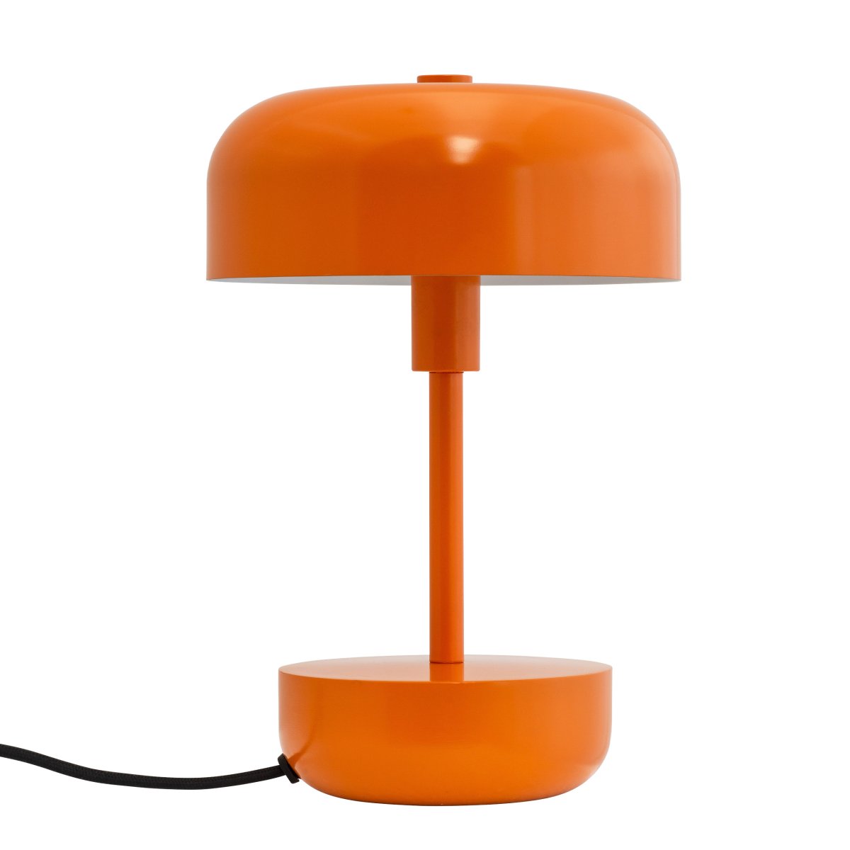 Haipot 25cm Orange lampe de table De Dyberg Larsen - L'abat-jour ouvert crée un bel effet de lumière qui met en valeur la couleur de la base, créant un spectacle fascinant, surtout à la tombée de la nuit.
