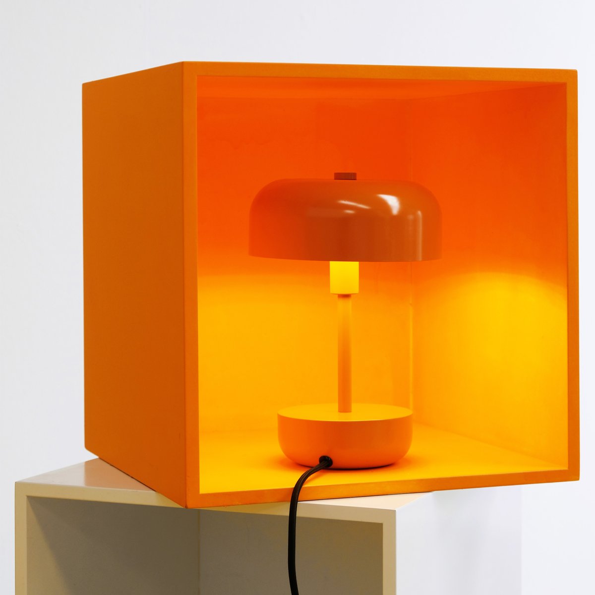 Haipot 25cm Orange lampe de table De Dyberg Larsen - L'abat-jour ouvert crée un bel effet de lumière qui met en valeur la couleur de la base, créant un spectacle fascinant, surtout à la tombée de la nuit.