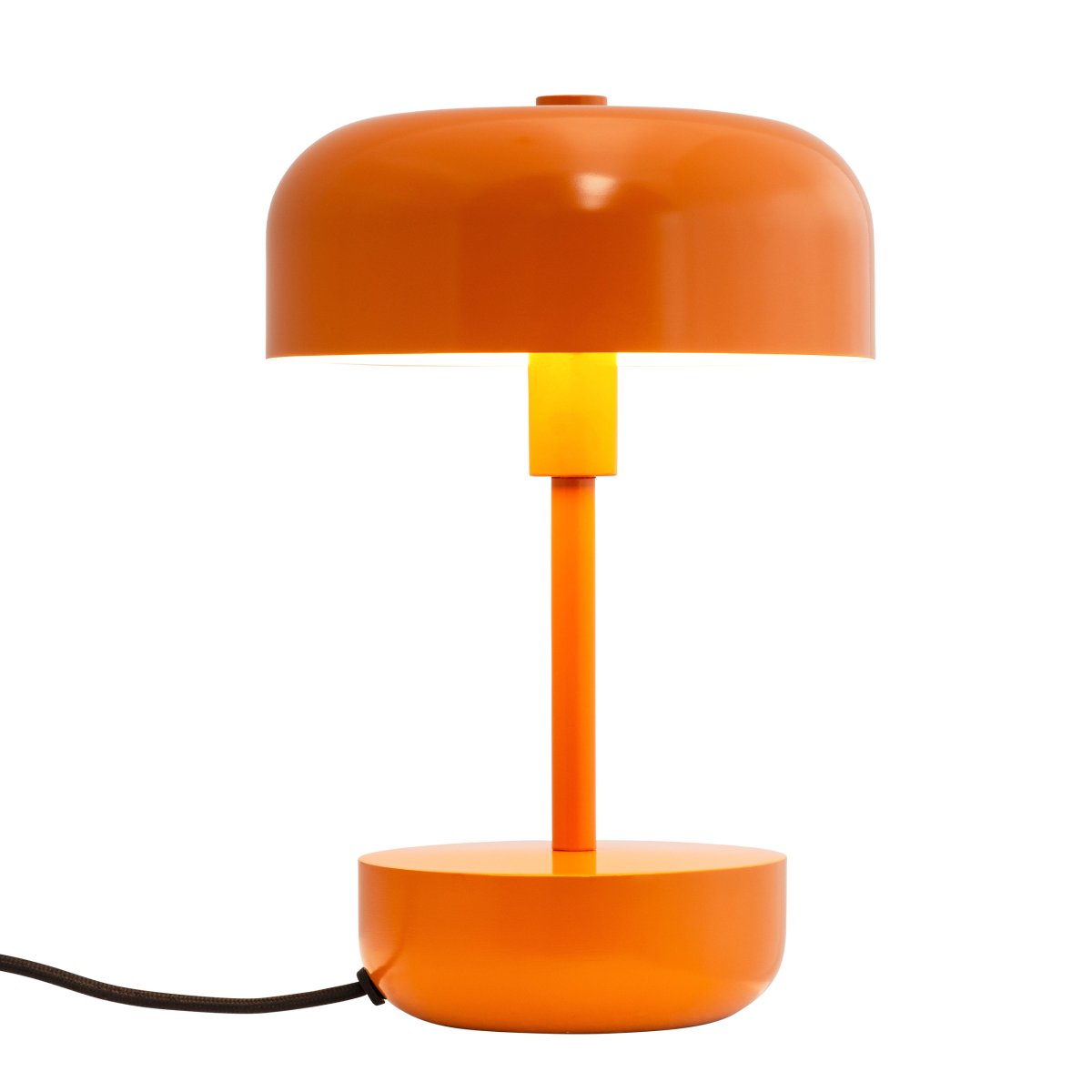 Haipot 25cm Orange lampe de table De Dyberg Larsen - L'abat-jour ouvert crée un bel effet de lumière qui met en valeur la couleur de la base, créant un spectacle fascinant, surtout à la tombée de la nuit.