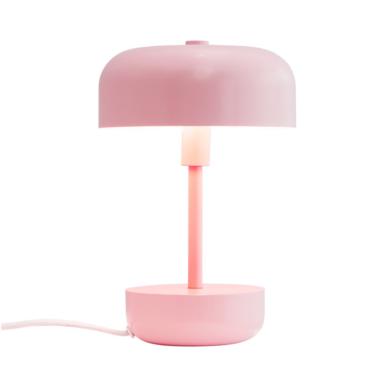 Haipot 25cm Rose lampe de table De Dyberg Larsen - L'abat-jour ouvert offre une belle incidence lumineuse qui met en valeur la couleur de la base, créant un spectacle fascinant, surtout à la tombée de la nuit.
