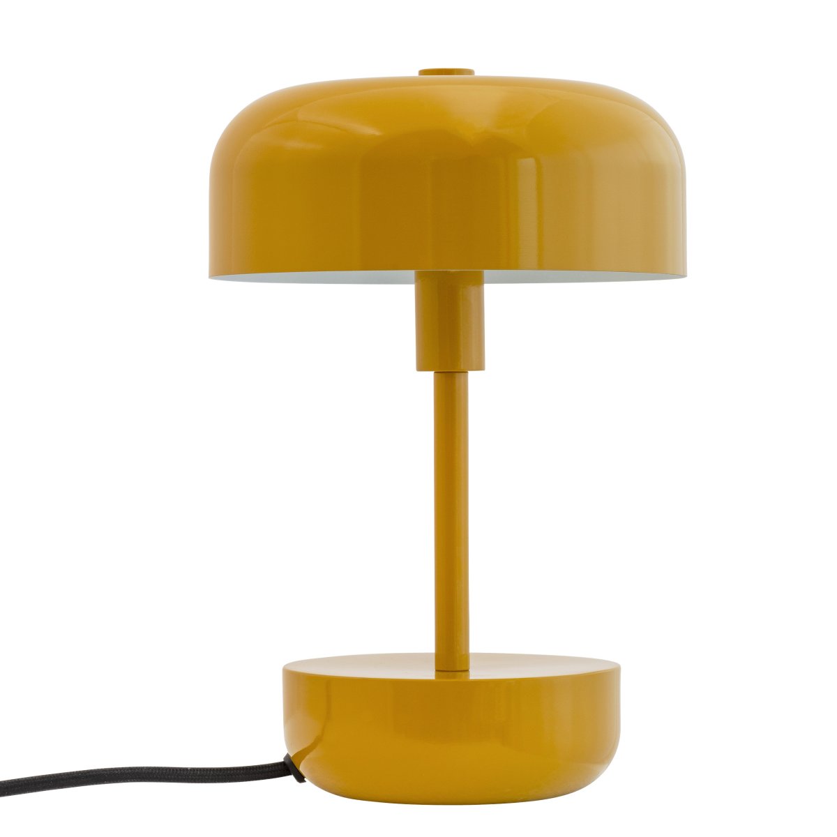 Haipot 25cm Curry lampe de table De Dyberg Larsen - L'abat-jour ouvert crée un bel effet de lumière qui met en valeur la couleur de la base, créant un spectacle fascinant, surtout à la tombée de la nuit.