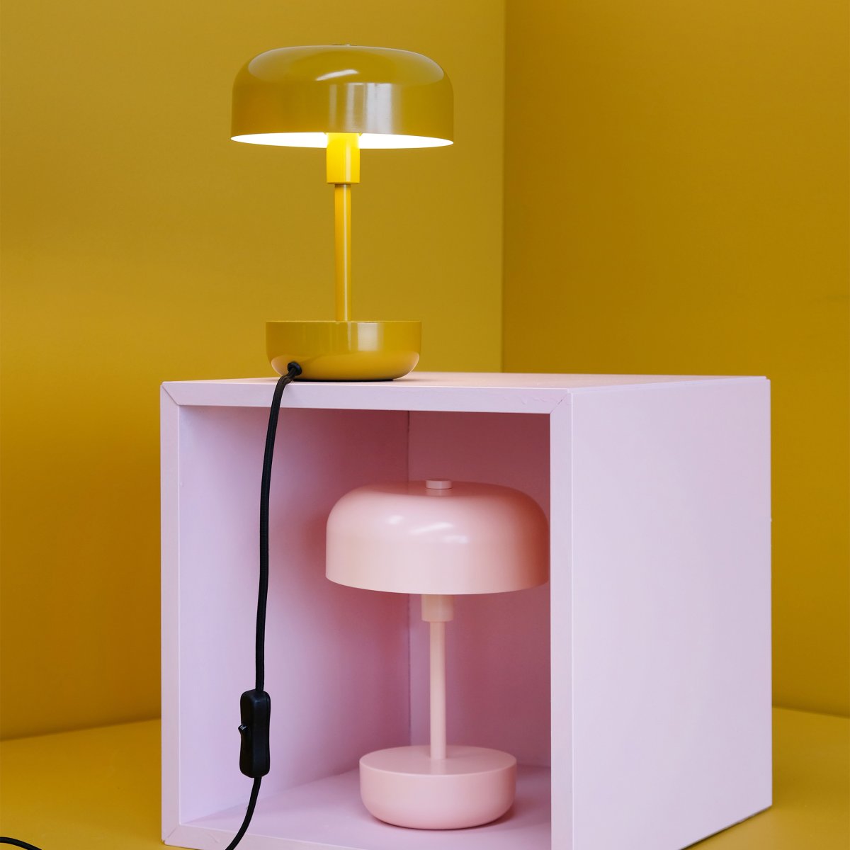 Haipot 25cm Curry lampe de table De Dyberg Larsen - L'abat-jour ouvert crée un bel effet de lumière qui met en valeur la couleur de la base, créant un spectacle fascinant, surtout à la tombée de la nuit.