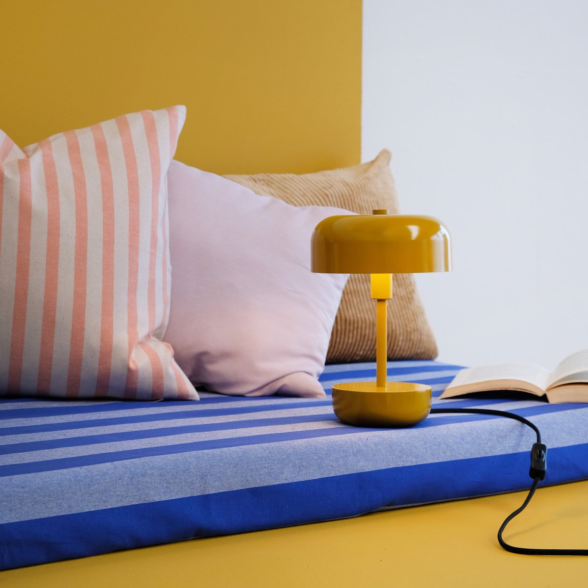 Haipot 25cm Curry lampe de table De Dyberg Larsen - L'abat-jour ouvert crée un bel effet de lumière qui met en valeur la couleur de la base, créant un spectacle fascinant, surtout à la tombée de la nuit.