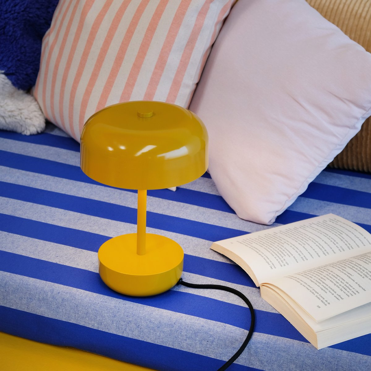 Haipot 25cm Curry lampe de table De Dyberg Larsen - L'abat-jour ouvert crée un bel effet de lumière qui met en valeur la couleur de la base, créant un spectacle fascinant, surtout à la tombée de la nuit.