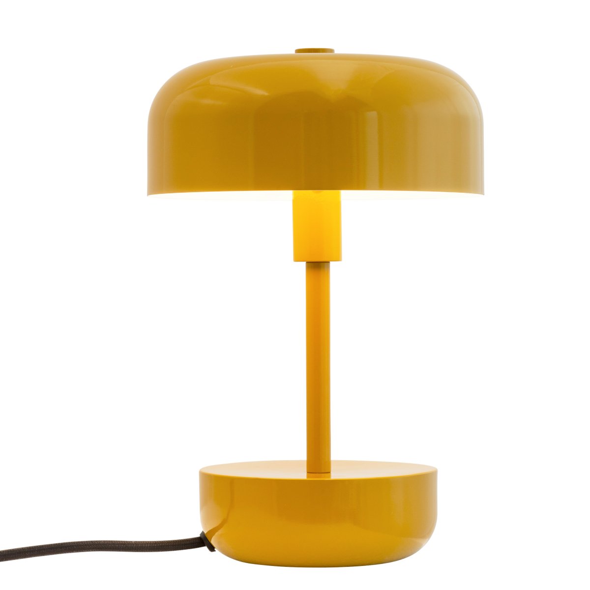 Haipot 25cm Curry lampe de table De Dyberg Larsen - L'abat-jour ouvert crée un bel effet de lumière qui met en valeur la couleur de la base, créant un spectacle fascinant, surtout à la tombée de la nuit.