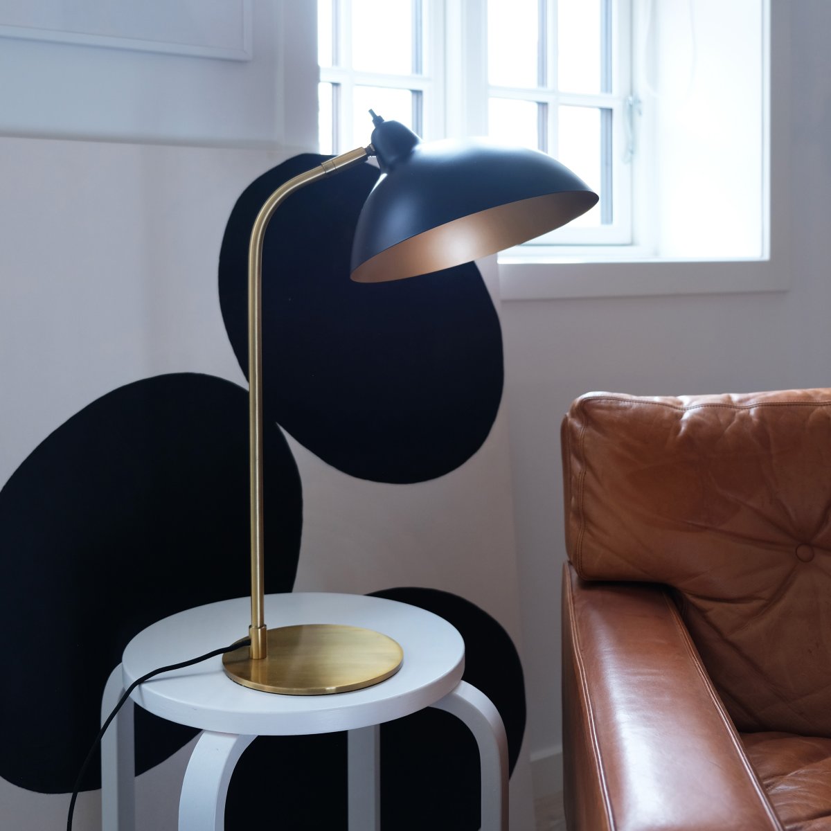 Futura 55cm Laiton lampe de table De Dyberg Larsen - La surface noire et l'int&eacute;rieur couleur laiton antique de l'abat-jour diffusent une lumi&egrave;re chaleureuse et cr&eacute;ent une belle atmosph&egrave;re dans la maison.