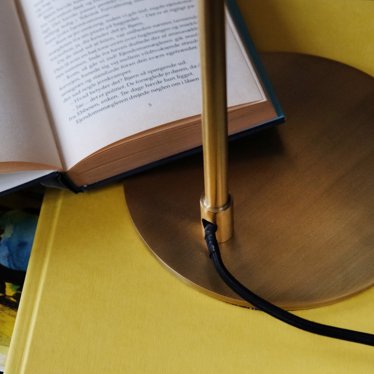 Futura 55cm Laiton lampe de table De Dyberg Larsen - La surface noire et l'int&eacute;rieur couleur laiton antique de l'abat-jour diffusent une lumi&egrave;re chaleureuse et cr&eacute;ent une belle atmosph&egrave;re dans la maison.