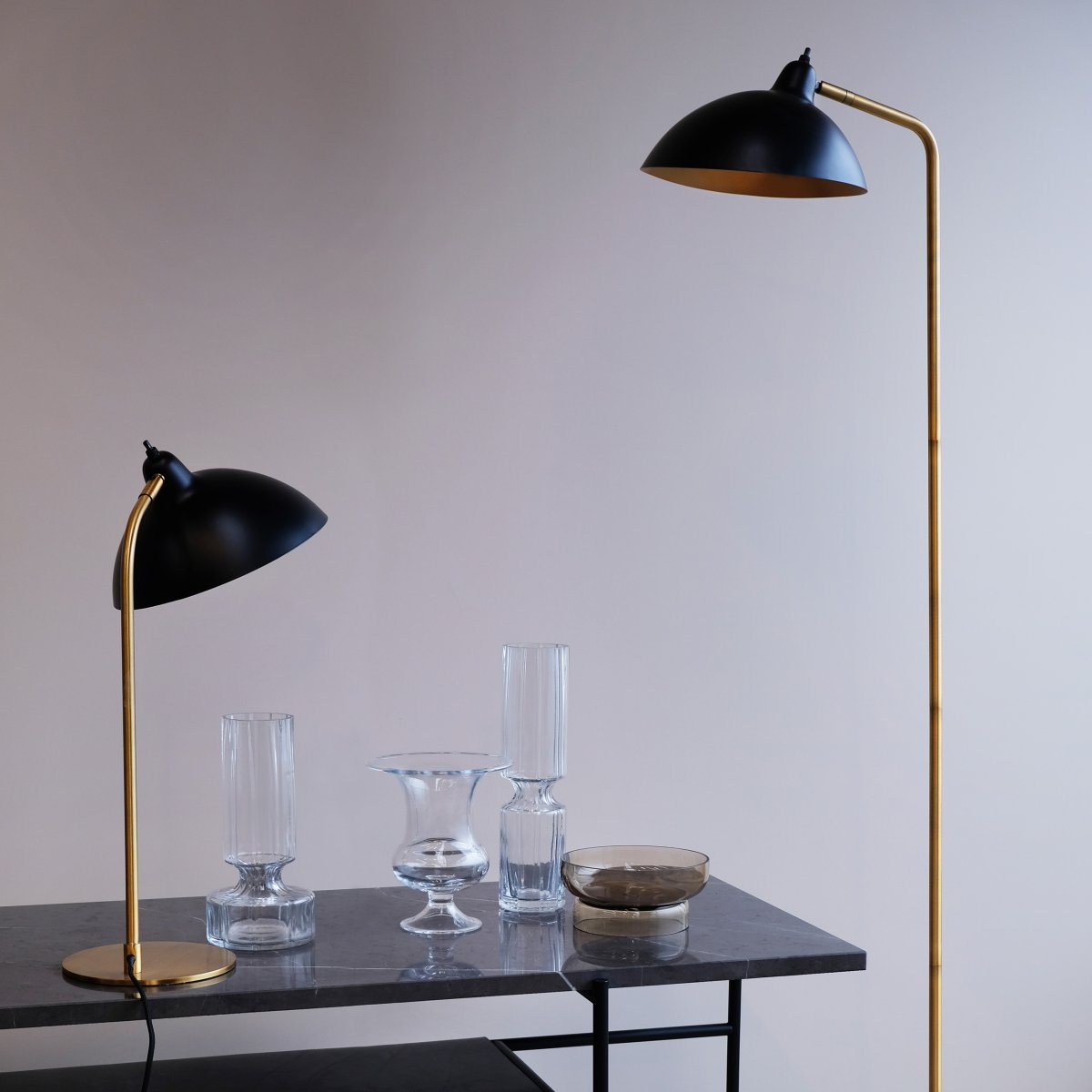 Futura 55cm Laiton lampe de table De Dyberg Larsen - La surface noire et l'int&eacute;rieur couleur laiton antique de l'abat-jour diffusent une lumi&egrave;re chaleureuse et cr&eacute;ent une belle atmosph&egrave;re dans la maison.