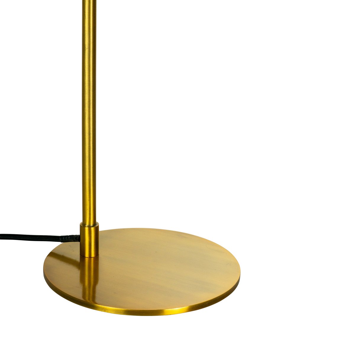 Futura 55cm Laiton lampe de table De Dyberg Larsen - La surface noire et l'int&eacute;rieur couleur laiton antique de l'abat-jour diffusent une lumi&egrave;re chaleureuse et cr&eacute;ent une belle atmosph&egrave;re dans la maison.